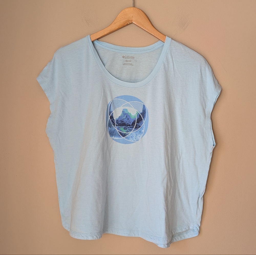 Columbia Pale Blue Short Sleeve Tee  Crop Length Size XL with Mountain Graphic